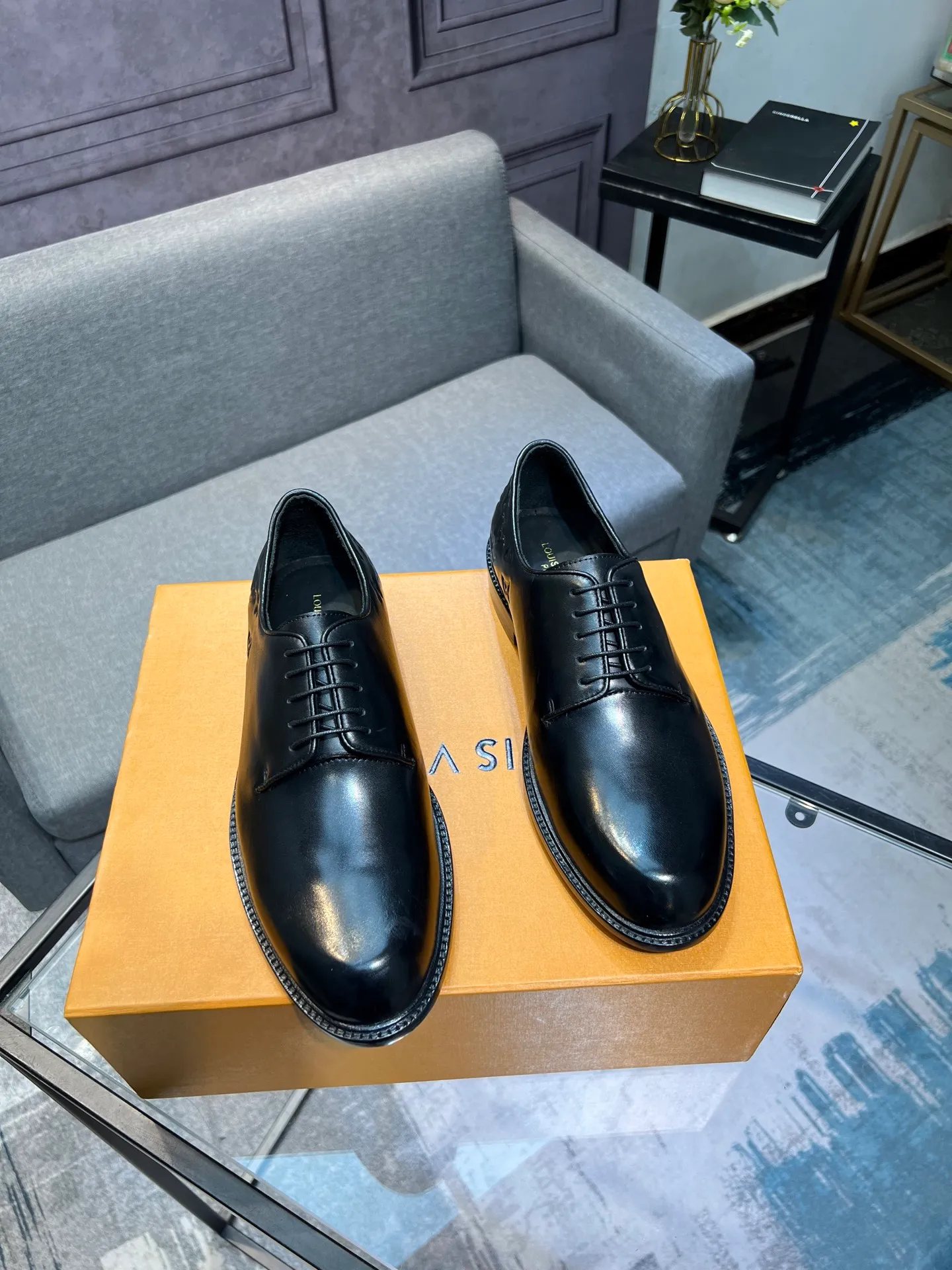 Men's shoes 💰1020 LV top luxury brand, high-quality men's business formal leather shoes, imported genuine leather soles! Customized imported leather, the first layer of open-edge beaded lacquered cowhide, the texture is incomparable, the imported cowhide lining, high-end high-end shoes, don't miss it! size:39-44 (Male 38 45 46 customized)